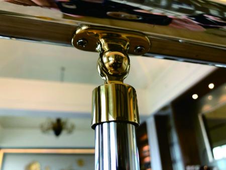 Edelstahl-Rundrohr-Ornament Titanbeschichtungszubehör, das das Stereotyp der Menschen über Geländer aus Edelstahl ändert. Hier dient das Geländer nicht nur der Sicherheit, sondern bringt auch das Gefühl von Luxus.
